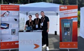 HKS Mitarbeitende vor Messestand