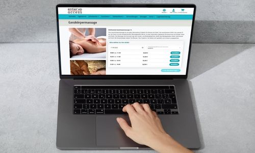 Laptop mit Webshop zur Buchung von Massagen