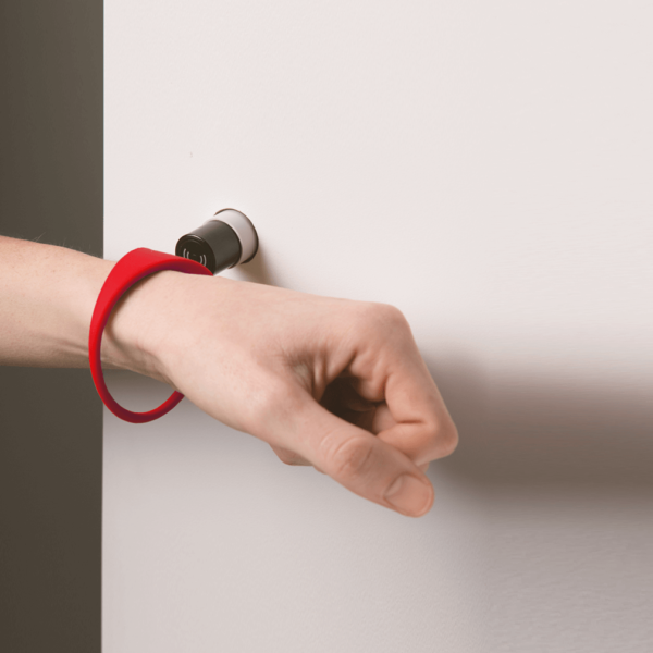 entervo-access betteriebetriebene RFID-Schlösser: Beispiel Handling mit Armbandtransponder