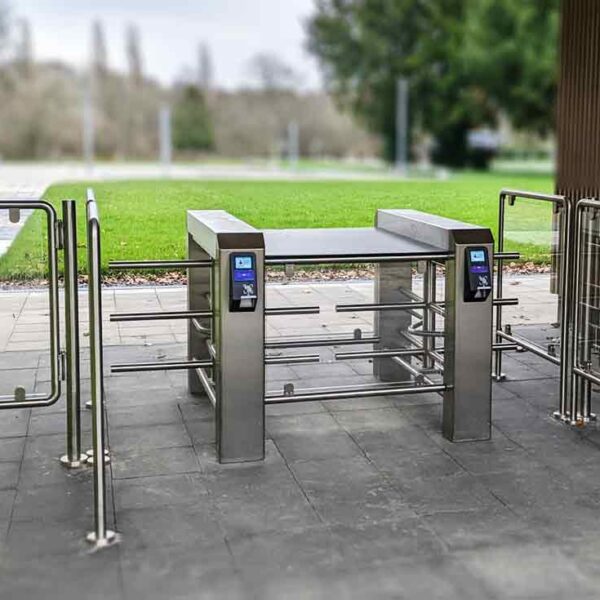 Drehkreuz-HTS-L-02.-und-Leitgeländer-2