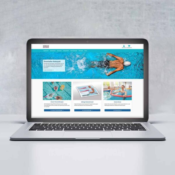 aufgeklappter Laptop Computer mit Startseite vom entervo-access Webshop auf dem Bilschirm