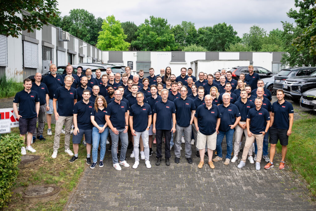 Teamfoto auf dem Hof der HKS