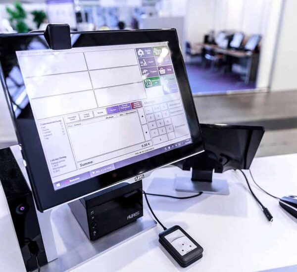 elektronische Kasse mit Maus auf Tisch